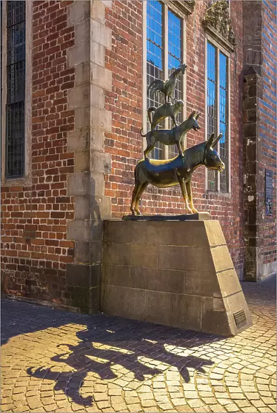 Bronze statue of Bremer Stadtmusikanten at the town hall in the evening, Bremen, Germany