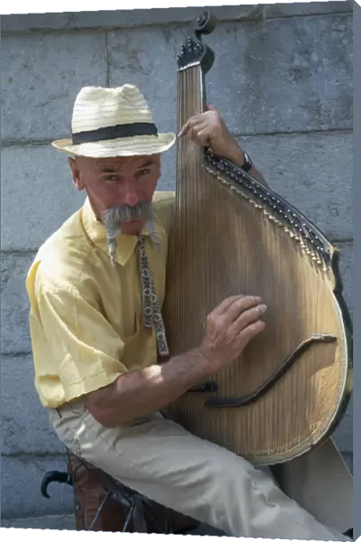 20061622. UKRAINE Yalta Man playing the bandura