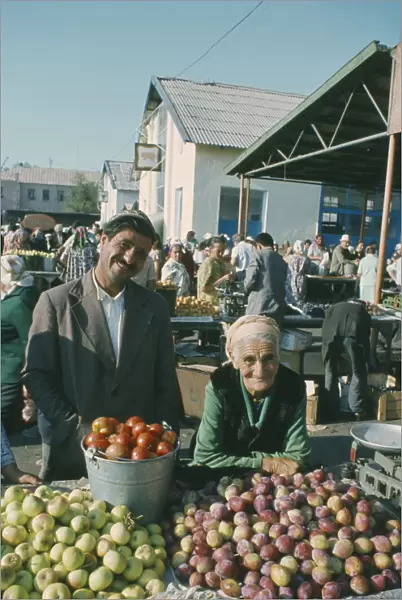 20067529. KIRGHIZSTAN Frunze Elderly stallholders selling fruit at market