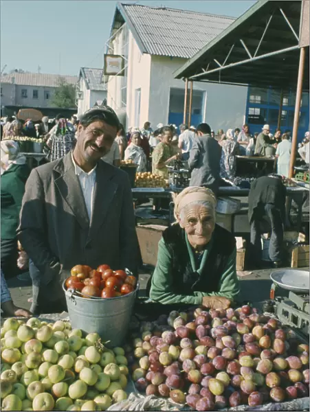 20067529. KIRGHIZSTAN Frunze Elderly stallholders selling fruit at market