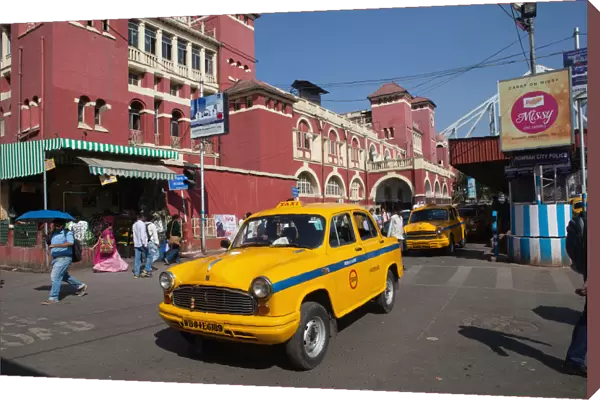 India, West Bengal, Kolkata, Taxi in front of Howrah Railway Station