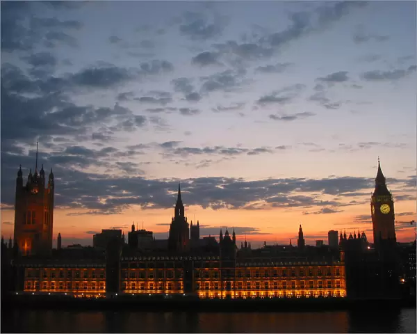 SUNSET OVER BIG BEN AND HOUSES OF PARLIAMENT IN LONDON