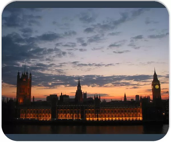 SUNSET OVER BIG BEN AND HOUSES OF PARLIAMENT IN LONDON