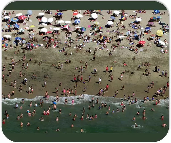 HUNDREDS OF VACATIONERS AT PACIFIC BEACH