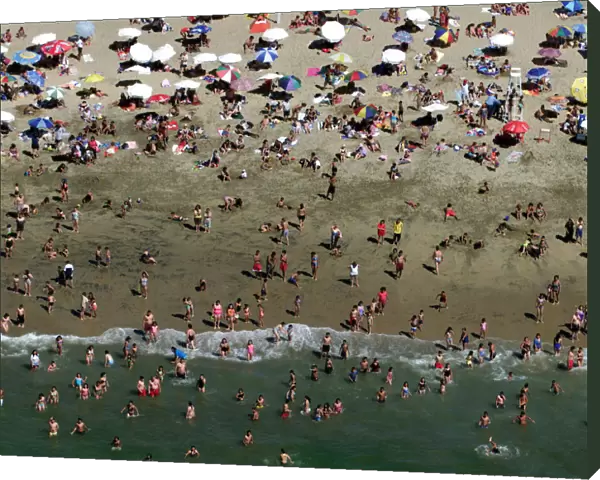 HUNDREDS OF VACATIONERS AT PACIFIC BEACH