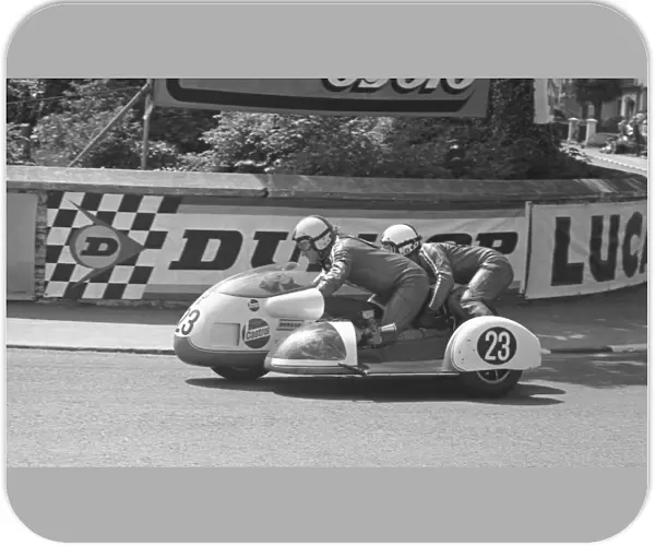Roger Dutton & Tony Wright (BMW) 1975 500cc Sidecar TT