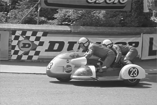 Roger Dutton & Tony Wright (BMW) 1975 500cc Sidecar TT
