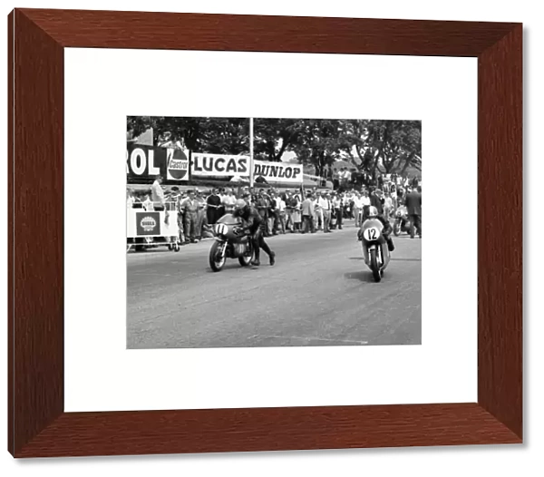 Jack Findlay (Aermacchi, 11) and Giacomo Agostini (MV) 1970 Junior TT