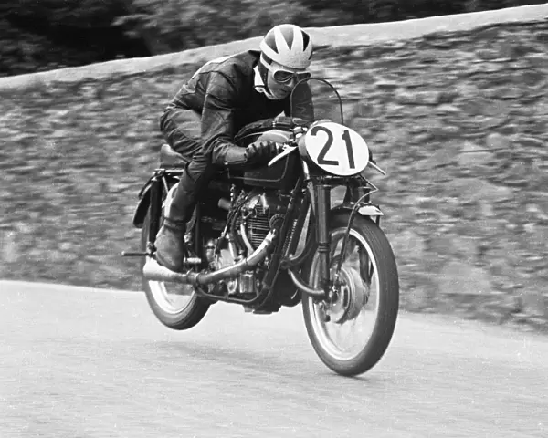 Bill Lomas (Velocette); 1952 Lightweight TT