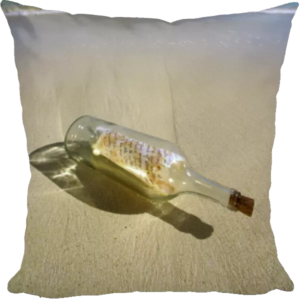 USA, Hawaii. Message in a bottle