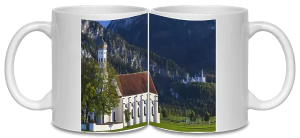 Germany, Bavaria, Hohenschwangau, Schloss Neuschwanstein castle and St. Coloman church