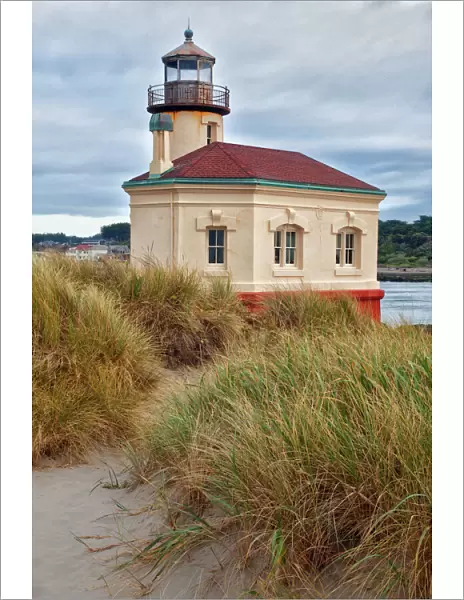 USA, Oregon, Bandon. Scenic of Coquille River Lighthouse