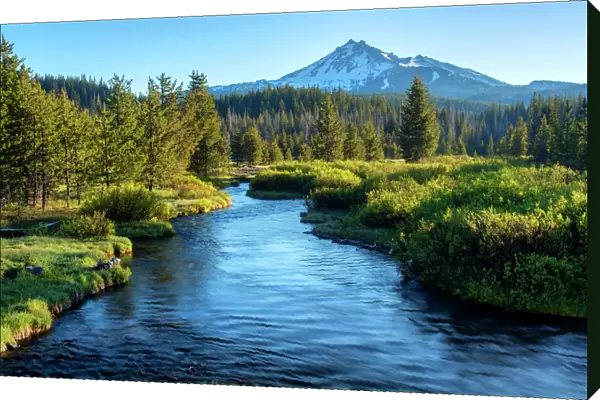 USA, Oregon. Mt. Bachelor and Deschutes River