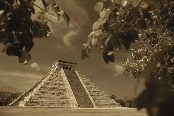 Mexico, Yucatan Peninsula, Chichen Itza, View of el castillo pyramid