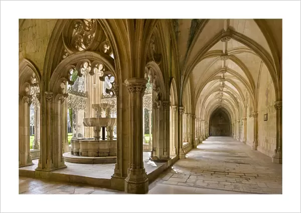 The fountain and water basin in the Claustro Real, the royal cloister. Monastery of Batalha