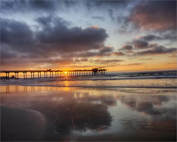USA, California, San Diego, La Jolla. Scripps Institution of Oceanography Pier with