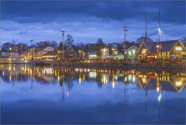 USA, Maine, Kennebunkport, village reflection, winter, dusk