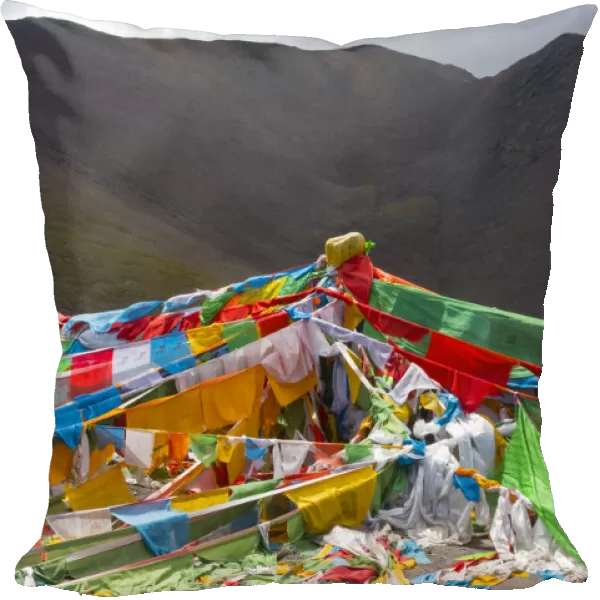 Prayer flags on Tibetan Plateau with Tanggula Mountain, Namtso (Lake Nam), Tibet, China