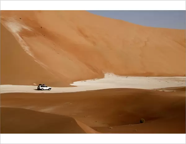 Oman, Rub Al Khali desert, driving on the dunes