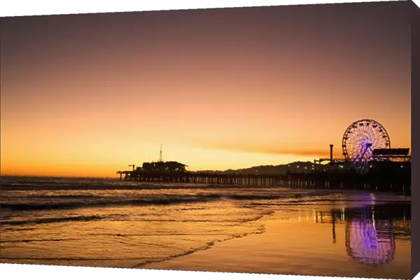 USA, California, Santa Monica. View of Santa Monica Pier at sunrise. Credit as: Dennis