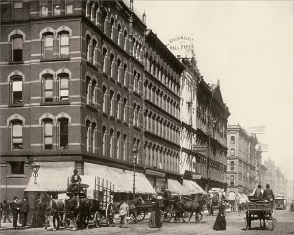 Busy street in downtown Chicago, 1890s