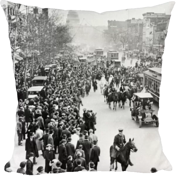 WASHINGTON, D. C. : SUFFRAGE. Suffragettes arriving from New York, parading up Pennsylvania