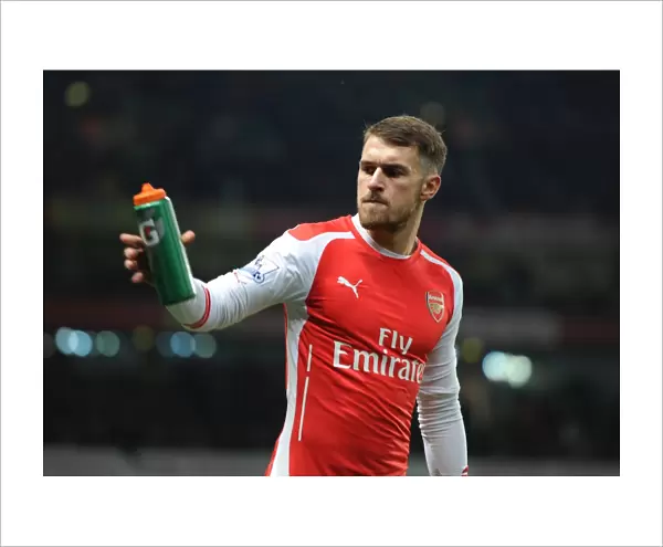 Aaron Ramsey (Arsenal) drinks Gatorade before the match. Arsenal 2: 1 Manchester United
