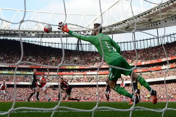 Alexis Sanchez Scores Thrilling Third Goal Against Manchester United in Arsenal's Victory