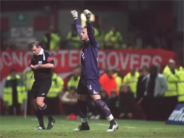 Manuel Almunia (Arsenal) celebrates saving Doncasters 2nd penalty during the penalty shoot out
