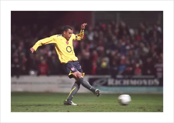 Gilberto scores for Arsenal during the penalty shoot out