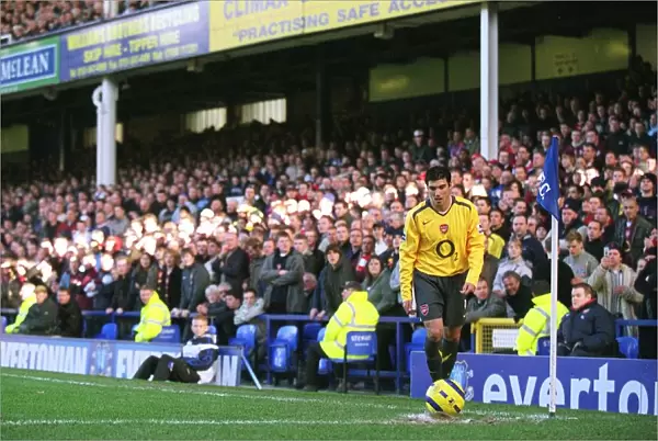 Jose Reyes (Arsenal) prepares to take a corner