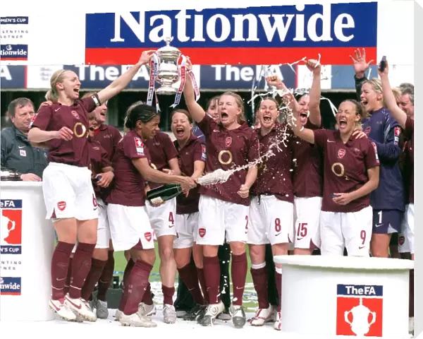 Faye White lifts the FA Cup Trophy for the Arsenal Ladies