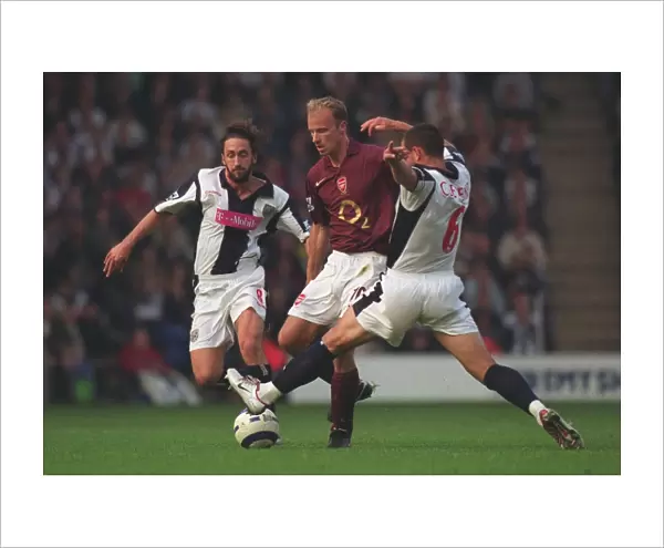 Dennis Bergkamp (Arsenal) Neil Clement (WBA). West Bromwich Albion 2: 1 Arsenal