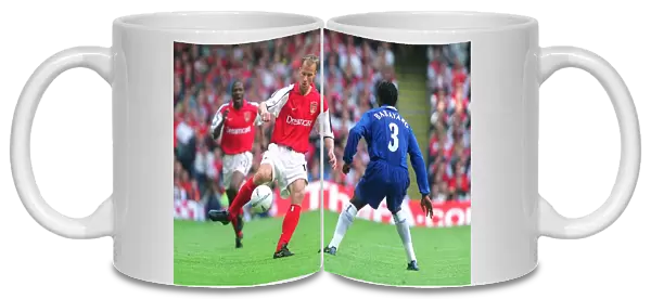 Dennis Bergkamp (Arsenal) Celestine Babayaro (Chelsea). Arsenal 2: 0 Chelsea