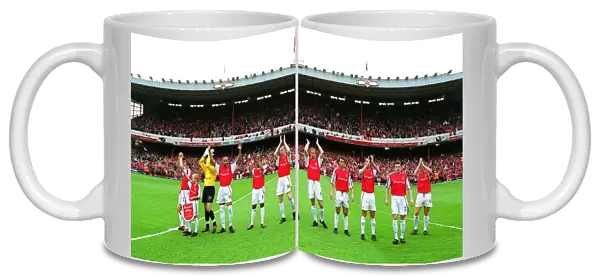 The Arsenal team wave to the fans before the match. Arsenal 4: 3 Everton, F. A