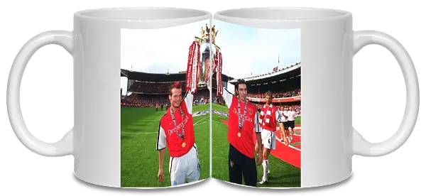 Fredrik Ljungberg and Robert Pires (Arsenal) lift the F. A