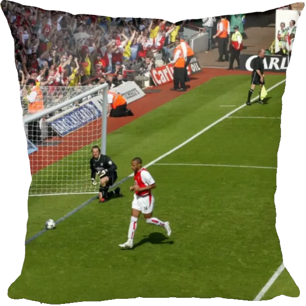 Thierry Henry celebrates scoring for Arsenal from the penalty spot