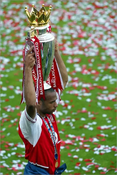 Thierry Henry (Arsenal) with the Premiership trophy. Arsenal 2: 1 Leicester City