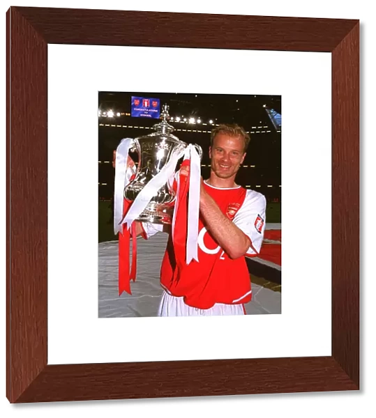 Dennis Bergkamp (Arsenal) with the FA Cup Trophy. Arsenal 1: 0 Southampton