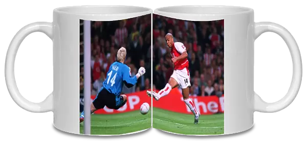 Thierry Henry (Arsenal) has his shoot blocked by Anti Niemi (Southampton)