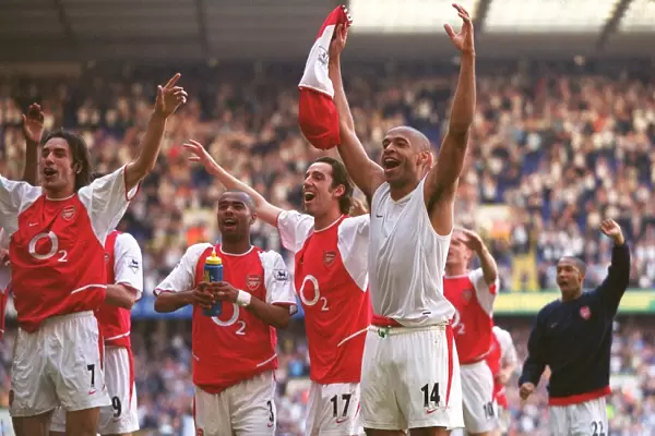 Thierry Henry, Ashley Cole and Edu (Arsenal) celebrate at the end of the match