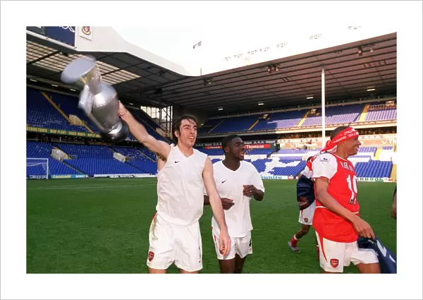 Robert Pires, Kolo Toure and Gilberto (Arsenal) celebrates at the end of the match