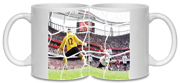 Alex Hleb Scores Arsenal's Second Goal vs. Fulham: Arsenal 2-1 Premier League