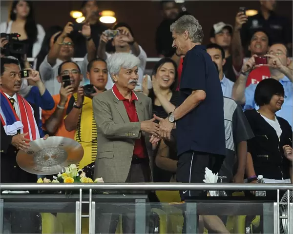 Arsenal manager Arsene Wenger with the Malaysian Prime Minister. Malaysia XI 0: 4 Arsenal