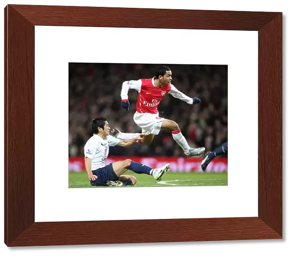 Theo Walcott scores Arsenals goal under pressure from Lee Young-Pyo (Tottenham)
