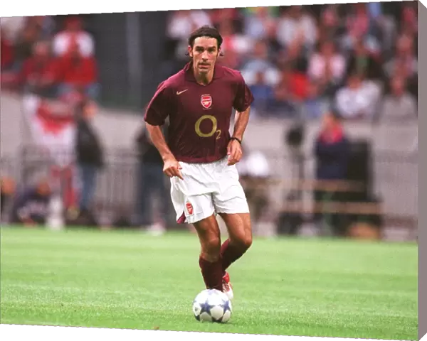 Robert Pires in Action: Arsenal's Victory over Porto at the Amsterdam Tournament, 2005