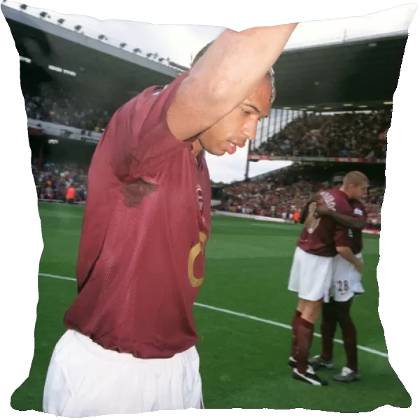Thierry Henry (Arsenal) with a Lucazade bottle. Arsenal 2: 0 Newcastle United
