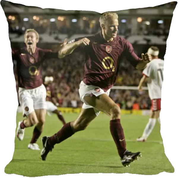Dennis Bergkamp's Stunner: Arsenal's Game-Winning Goal vs. FC Thun in the 2005 Champions League (Bergkamp's Marvelous Strike)