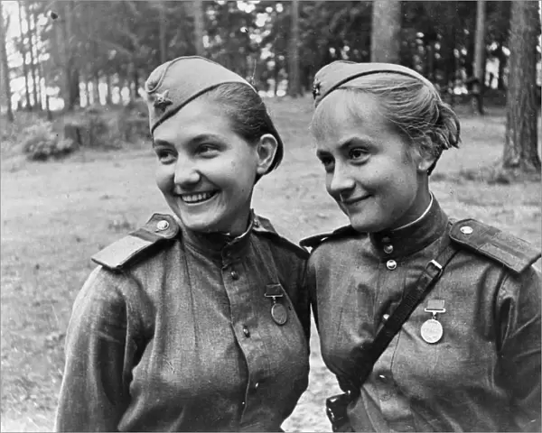 World war 2, senior sergeants v, mityoshina and n, zalko, former students of the moscow state theatrical institute have been at the front from the first days of the war, they have been awarded the medal for military services for bravery and courage