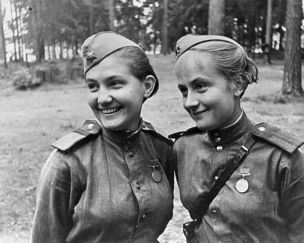 World war 2, senior sergeants v, mityoshina and n, zalko, former students of the moscow state theatrical institute have been at the front from the first days of the war, they have been awarded the medal for military services for bravery and courage